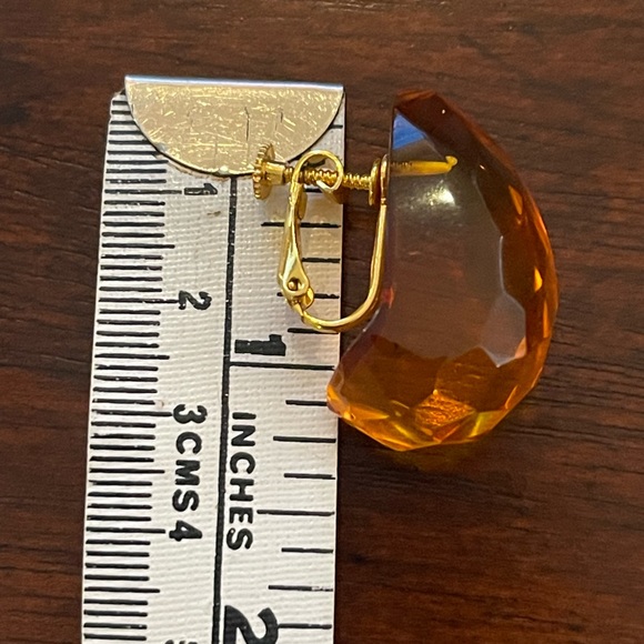 Faceted honey amber lucite gold tone clip on earrings - Picture 9 of 10
